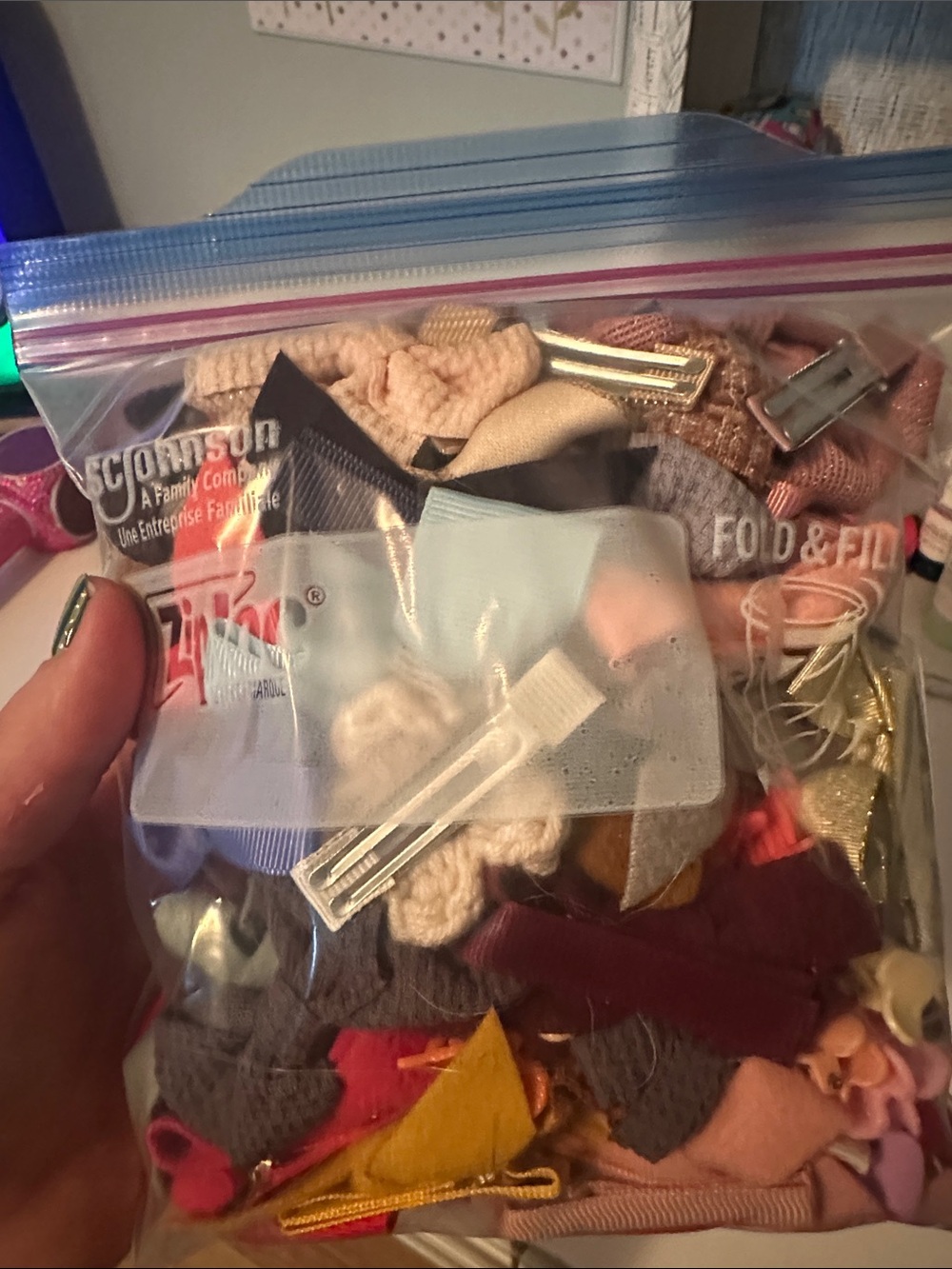 Assorted Small Bows and Clips - Picture 2 of 3